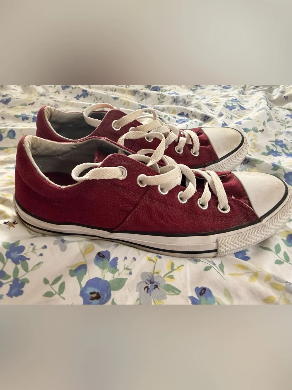 Converse Low Top Sneakers in Burgundy with White Laces